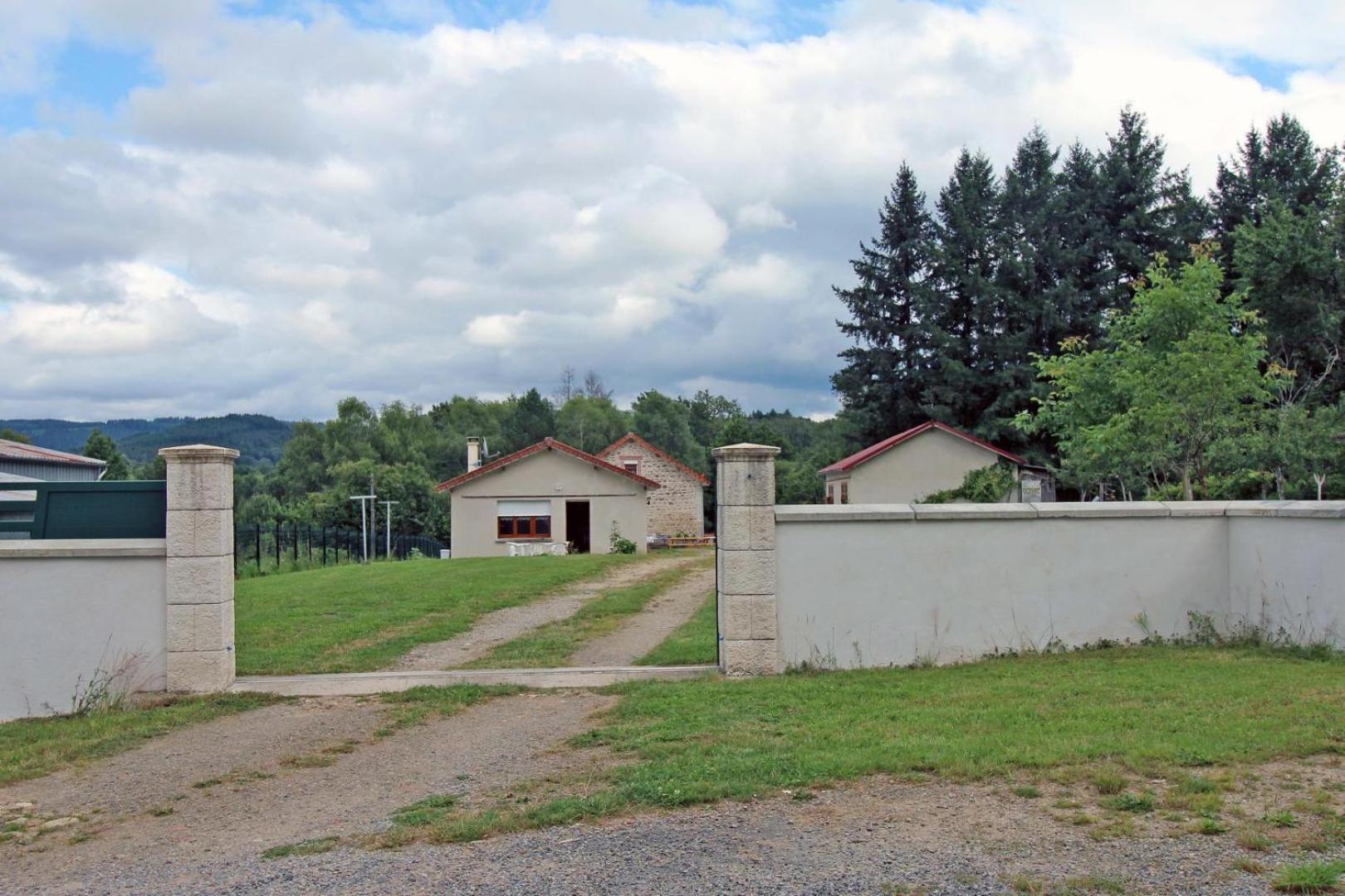 Au Bon Accueil Peyrat-le-Château Exterior foto